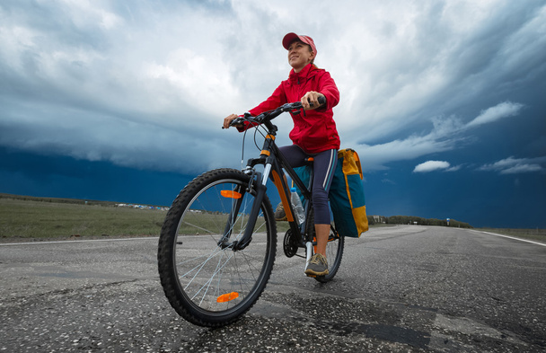 女性ハイカー乗馬ロード自転車 - 写真・画像