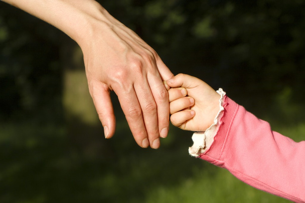 Рука матери и ребенка
 - Фото, изображение