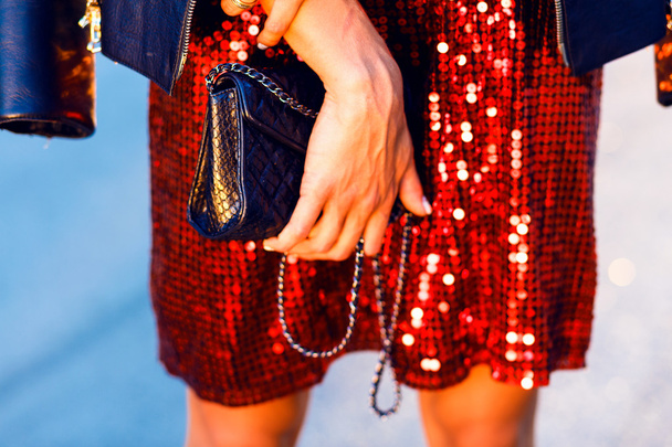 Stylish girl with purse - Foto, afbeelding