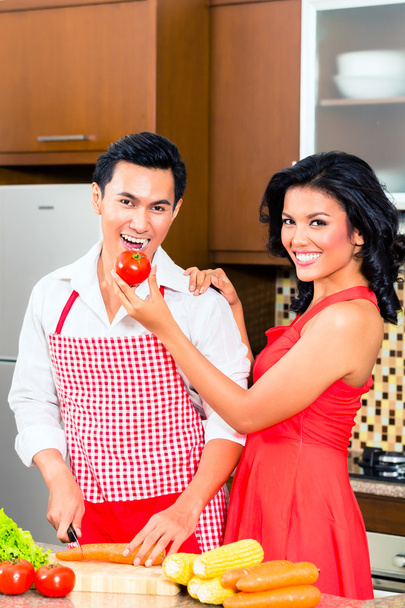 Asiatico coppia preparare cibo in domestico cucina
 - Foto, immagini
