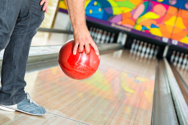 Mladý muž, bowling, baví - Fotografie, Obrázek