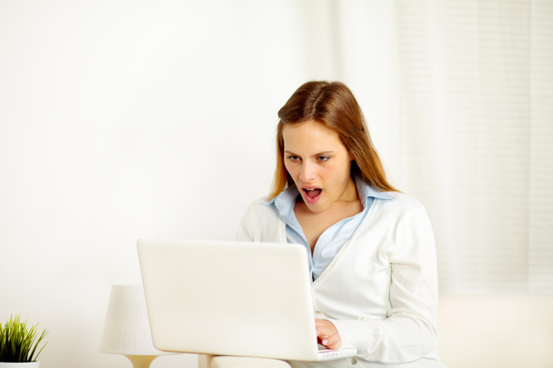 Surprised woman working on laptop - Fotografie, Obrázek