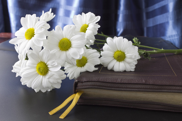 kukkia raamattu nahka sidottu
 - Valokuva, kuva