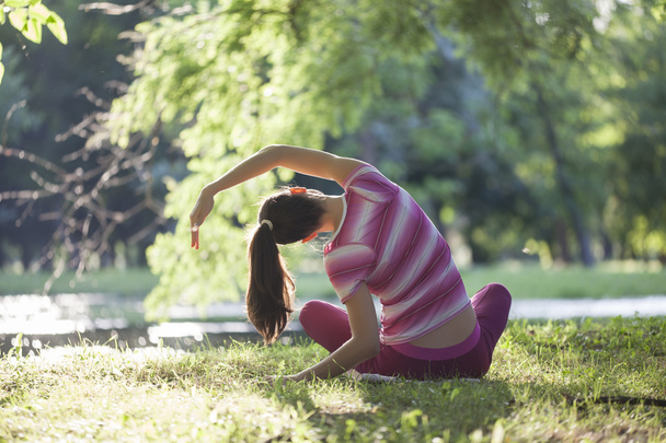 Kobieta ćwicząca w parku - Zdjęcie, obraz