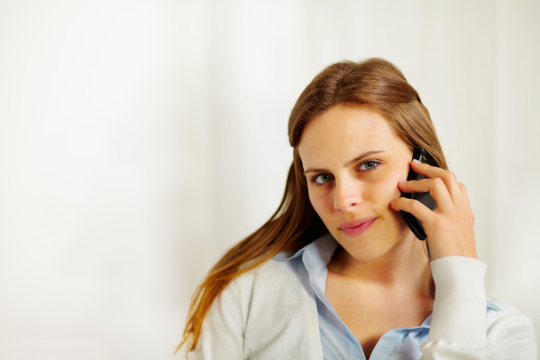 Beautiful businesswoman talking on the mobile phone - Foto, afbeelding