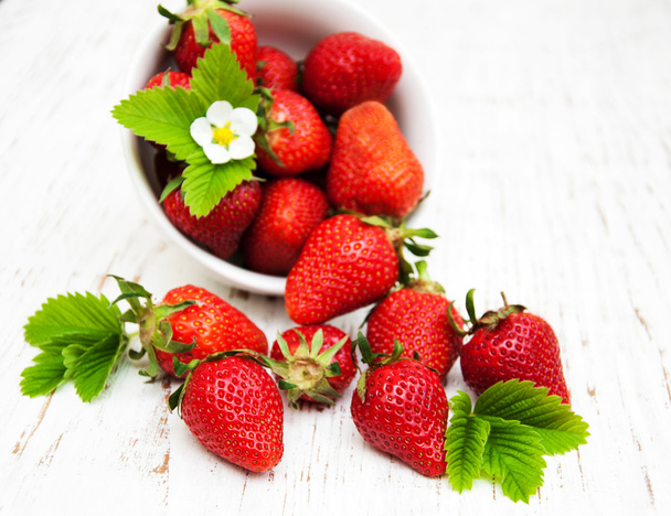 Bowl with strawberries - Photo, Image