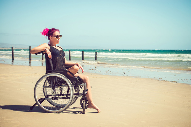 Vammainen nainen rannalla
 - Valokuva, kuva