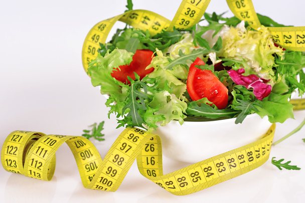 Концепція дієти - салат і мірна стрічка
  - Фото, зображення