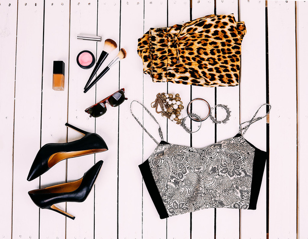 parlak yaz topom süsler kozmetik ve moda leopar ile ahşap arka plan üzerinde elbise şık kolaj tuflyamii pantolon - Fotoğraf, Görsel