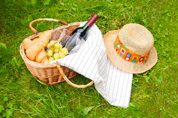 Kori piknikille viinin, croissanttien, rypäleiden ja piknik-huovan kanssa
 - Valokuva, kuva