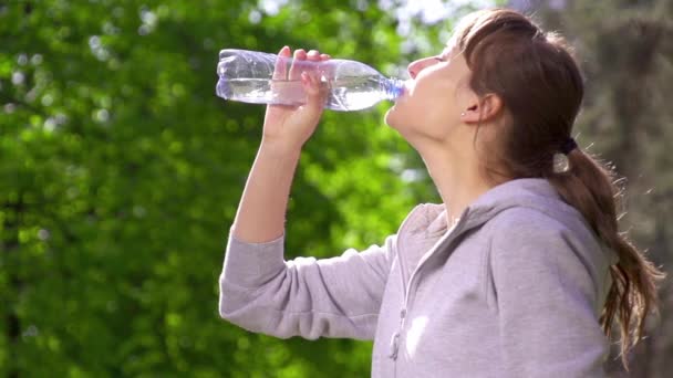 junge Sportlerin trinkt Wasser - Filmmaterial, Video