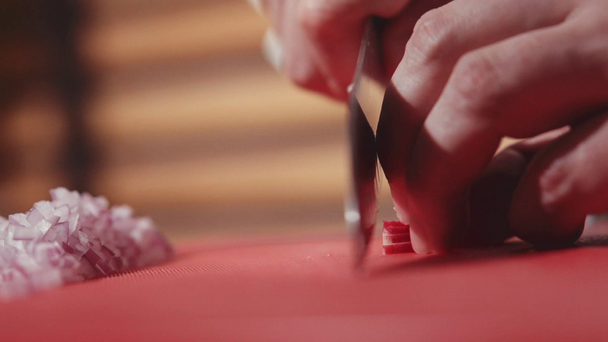 Chef cortando cebolla con cuchillo
 - Metraje, vídeo