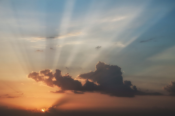 Sunrise ég Isten vörös és kék sugarakat - Fotó, kép