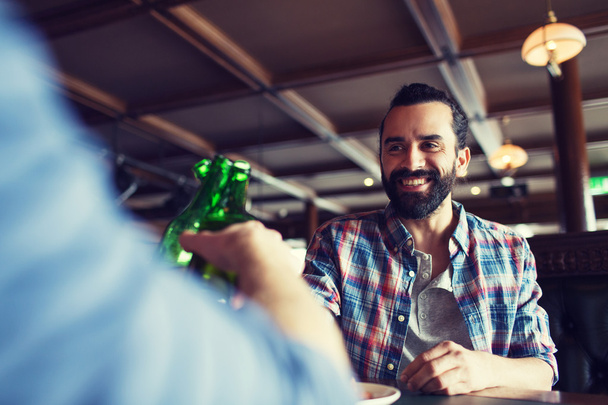 happy male friends drinking beer at bar or pub - Fotografie, Obrázek