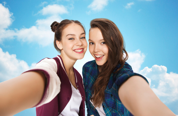 feliz sonriente bonita adolescente niñas tomando selfie
 - Foto, Imagen