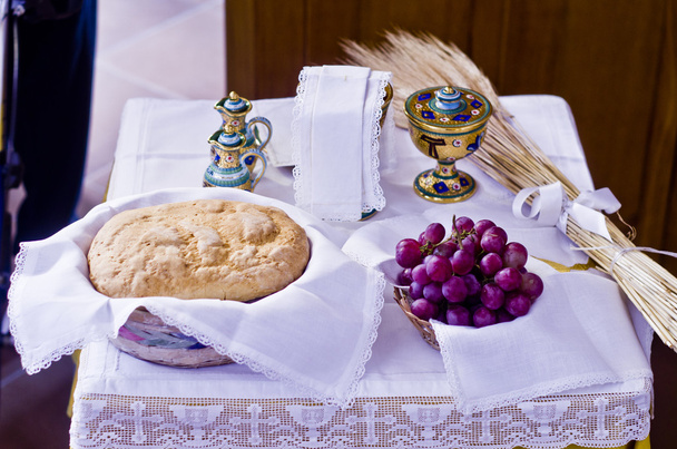 Uskonnon symbolit: leipä ja viini
 - Valokuva, kuva