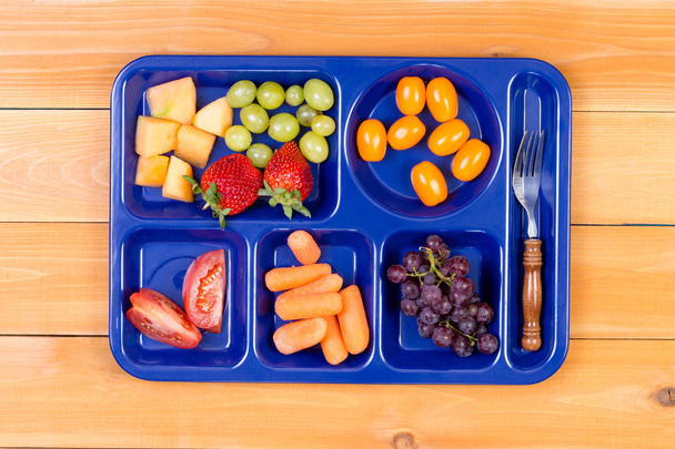 Échantillonneur de fruits dans un plateau à lunch avec fourchette
 - Photo, image