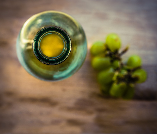 Rustieke fles wijn en druiven - Foto, afbeelding