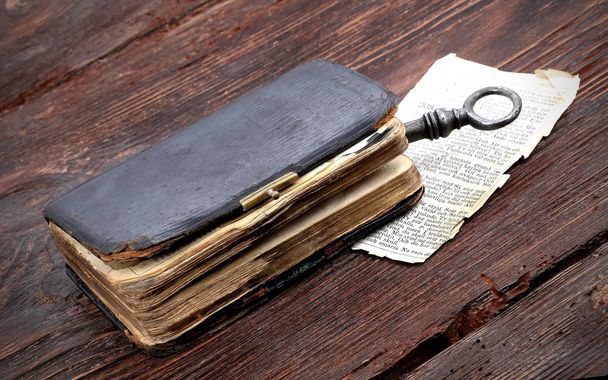 Llave de metal viejo y libro vintage
 - Foto, imagen