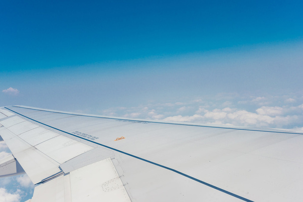 Blick aus dem Flugzeugfenster, Reisehintergrund - Foto, Bild