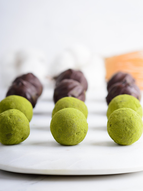 Datums truffels met pure chocolade en matcha - Foto, afbeelding