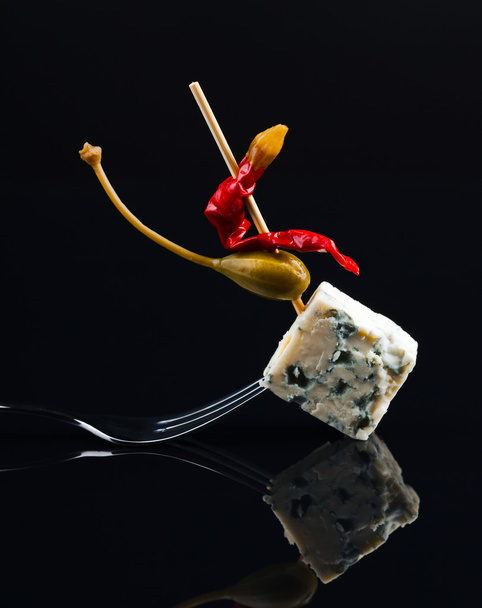 konzerv kapribogyó, bors és kék sajttal  - Fotó, kép