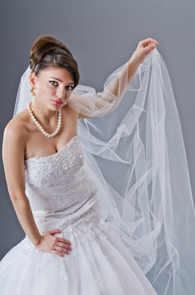 bruid in trouwjurk in studio schieten - Foto, afbeelding