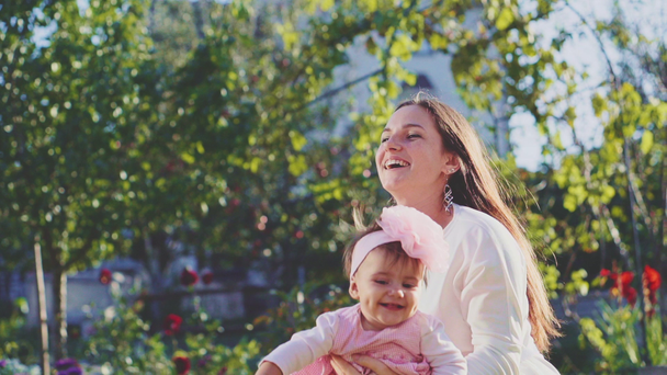 母彼女の赤ちゃんの娘と遊ぶ - 映像、動画