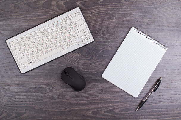 The keyboard, a mouse, a  table - Φωτογραφία, εικόνα