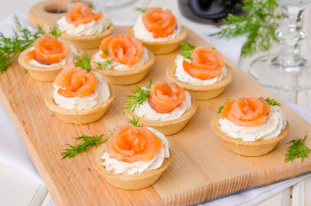 tartaletas con queso crema y salmón ahumado
 - Foto, Imagen