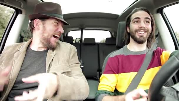 Hombre en coche con amigo poniendo cinturón de seguridad feliz listo para divertirse
 - Metraje, vídeo