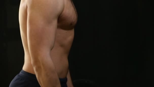man hijs barbell biceps trainen - Video