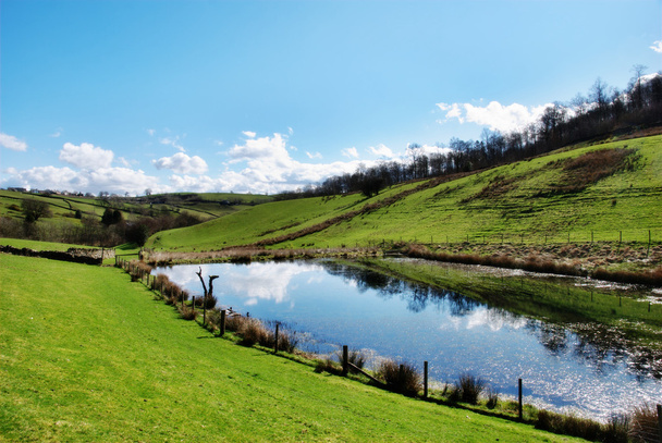 Étang tranquille dans la campagne anglaise vallonnée
 - Photo, image