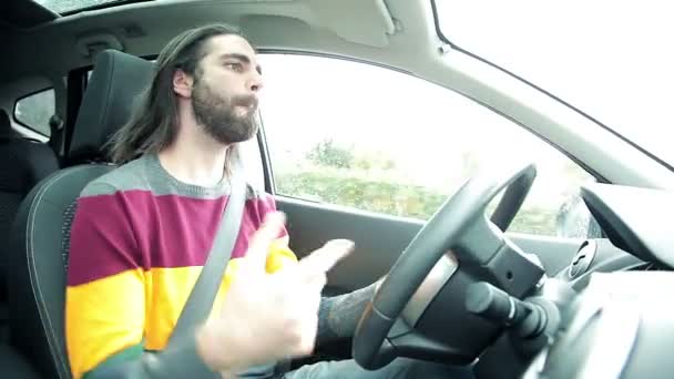 Πραγματική rocker ευτυχισμένη ακούγοντας μουσική κατά την οδήγηση αυτοκινήτου - Πλάνα, βίντεο