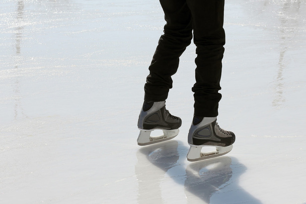 Schaatsen op het ijs bij zonnig weer - Foto, afbeelding