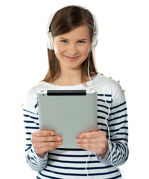 Smiling pretty girl holding i-pad - Фото, изображение