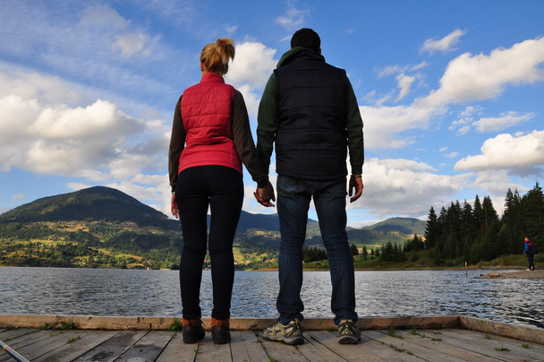 Молодая пара у озера
 - Фото, изображение