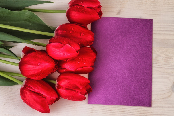 Tulipanes rojos copiar espacio fondo de madera
 - Foto, imagen
