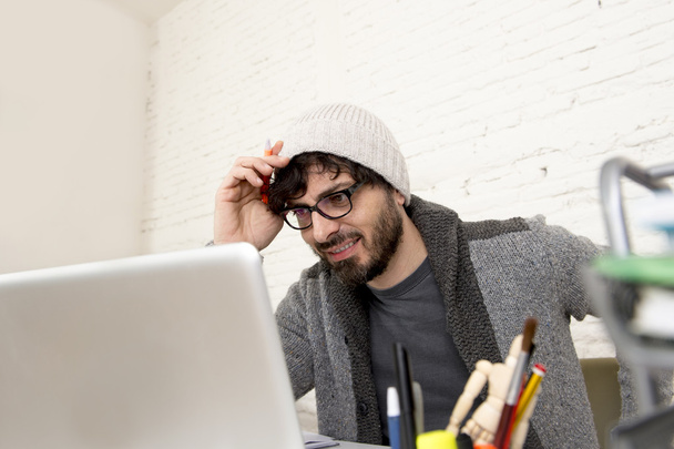 retrato corporativo jovem hispânico atraente hipster empresário trabalhando com computador moderno home office
 - Foto, Imagem