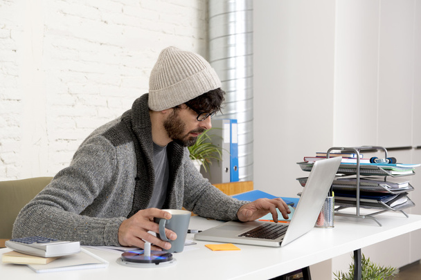 retrato corporativo joven hispano atractivo hipster hombre de negocios que trabaja con la computadora moderna oficina en casa
 - Foto, imagen