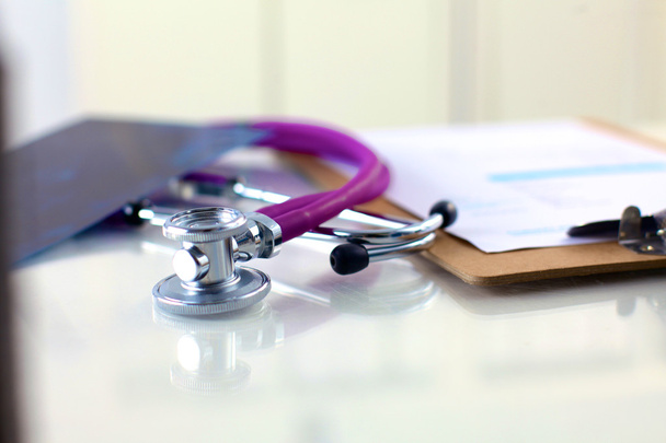 Zdravotní stetoskop a desky na stůl - Fotografie, Obrázek