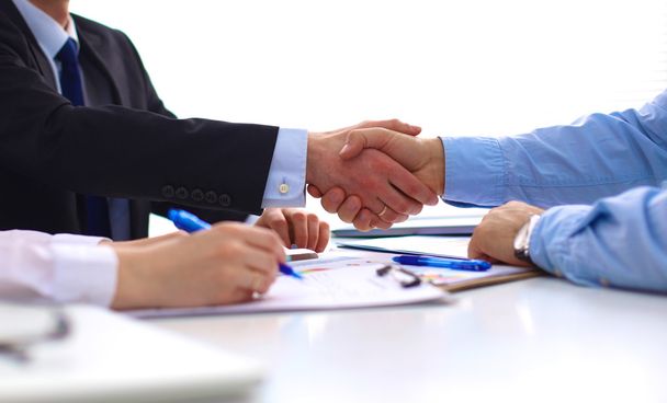 Zakelijke handdruk. Twee zakenman schudden handen met elkaar in het kantoor - Foto, afbeelding