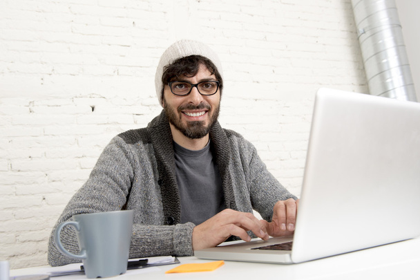 корпоративный портрет молодой латиноамериканец привлекательный хипстер бизнесмен работает с компьютером современный домашний офис
 - Фото, изображение