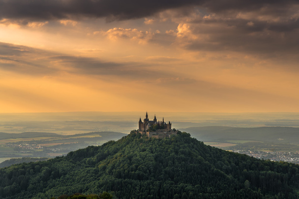 Kasteel Hohenzollern met het oog op de Schwäbische alb - Foto, afbeelding