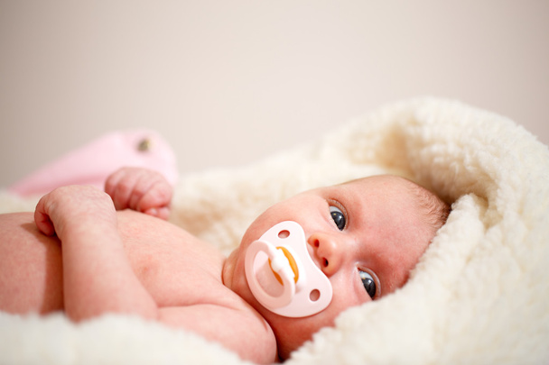pasgeboren babymeisje - Foto, afbeelding