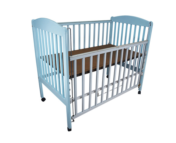 Viejas camas de bebé azules aisladas sobre fondo blanco, camino de recorte
 - Foto, imagen