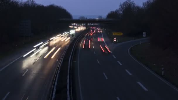 Autostrady i ruchu o zmierzchu - Materiał filmowy, wideo
