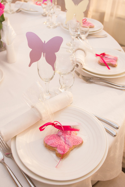 Wedding Table Decoration in pink colors. Table set for a wedding dinner. Beautiful flowers on table in wedding day - 写真・画像