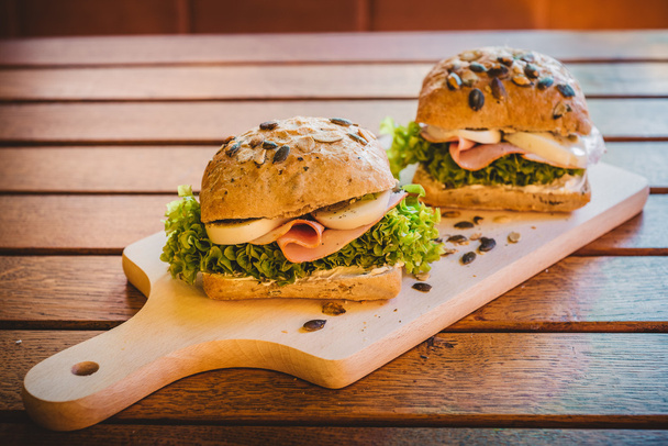 Jamón y sándwiches de ensalada aperitivos
 - Foto, Imagen