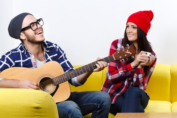 Αγόρι και κορίτσι συνεδρίαση με κιθάρα - Φωτογραφία, εικόνα